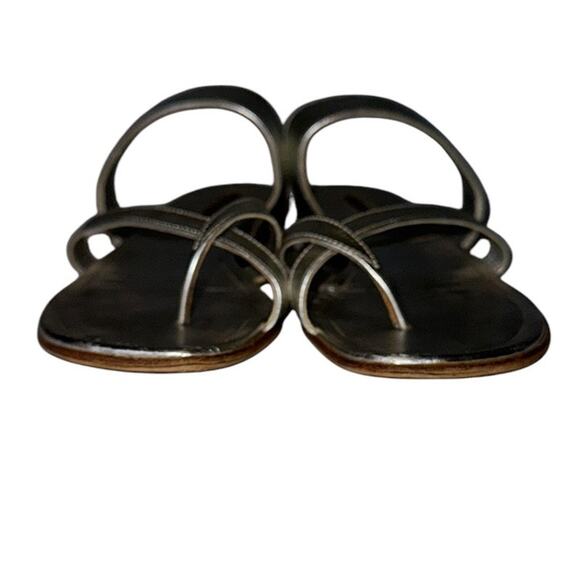 Manolo Blahnik Susa Silver Leather Flat Strappy Thong Sandal Size 37.5 - Picture 2 of 16
